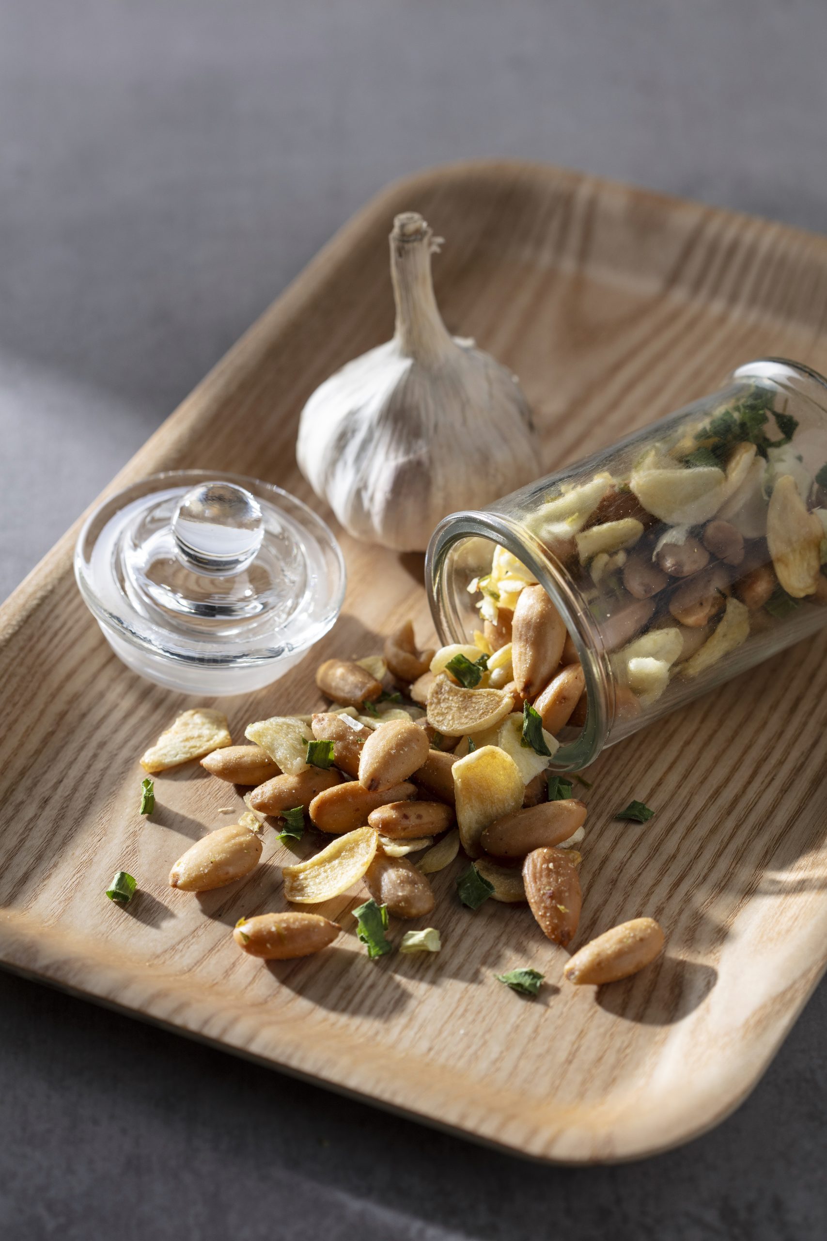 Duke Guan : Garlic & Five Spices Peanuts 關公蒜片五香花生 100g - Image 2